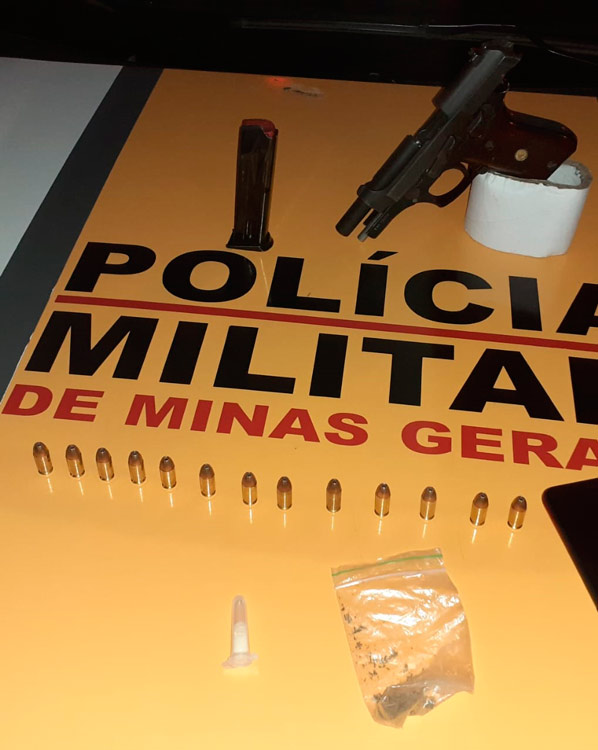 PM encontra arma, munições e drogas em carro 1 arma pm interna