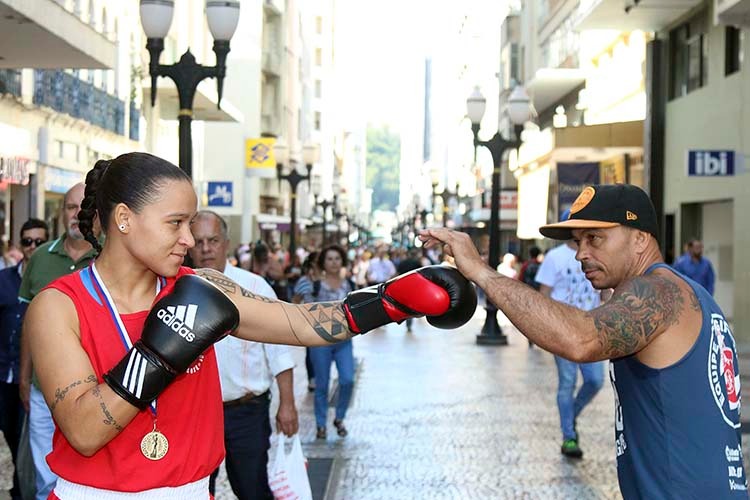 Imagem: Bia Ferreira segue os passos do pai e se torna referência no boxe