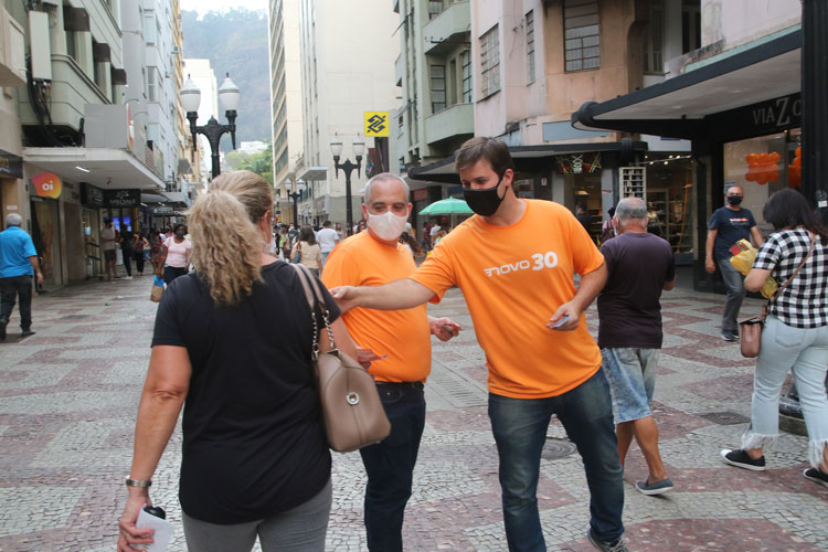 Candidatos já saem às ruas em busca de voto 5 campanha no calçadão fernando priamo 1