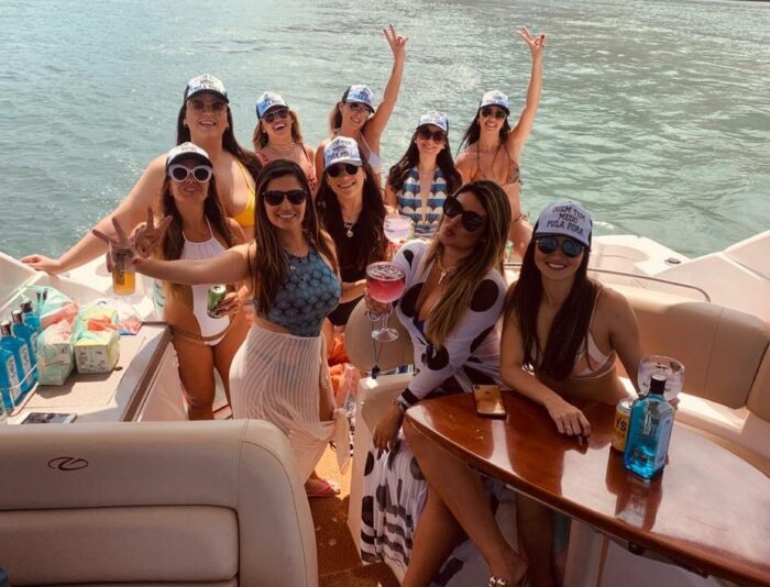 Laura Finamore (com ‘look’ branco de bolas pretas) comemorou o aniversario 'al mare' em Angra dos Reis (RJ), cercada de amigas e do cabeleireiro Cleiton Wlisses