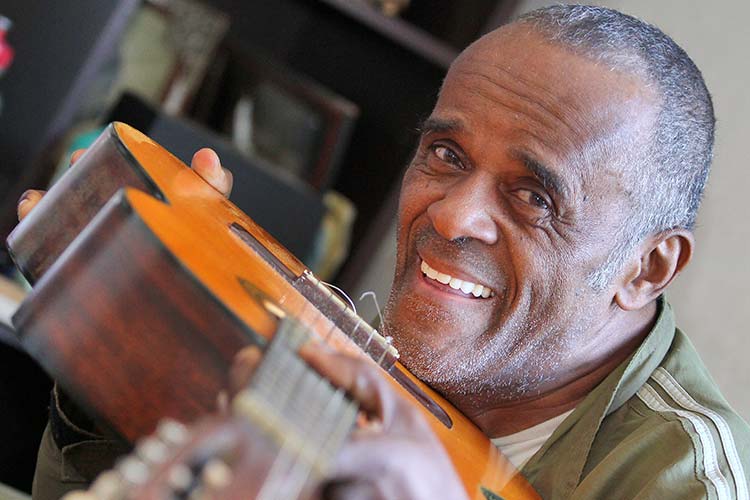 Morre, aos 70 anos, o cantor e compositor Flavinho da Juventude 1 flavinho da juventude by felipe couri arquivo tm capa