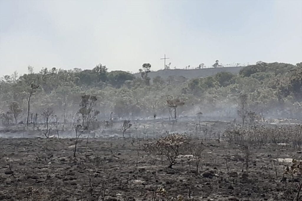 Incêndio atinge mata próxima ao Parque Estadual do Ibitipoca 2 fogo ibiti gabrielfortes1