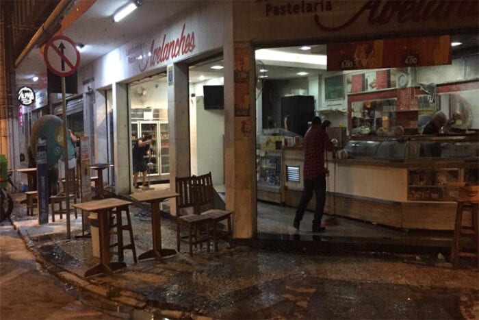 Bombeiros combatem chamas em pastelaria do Centro 1 incendio