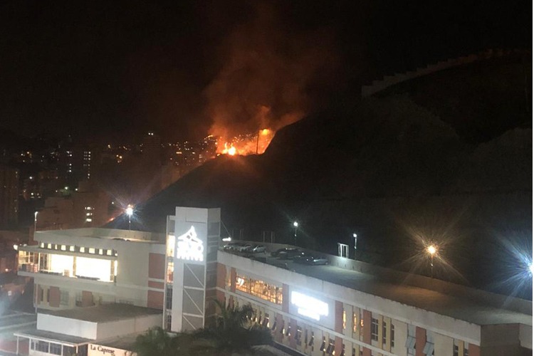 Incêndio de grandes proporções ameaça casas no Salvaterra 2 incendio santa cecilia by luiza sudre