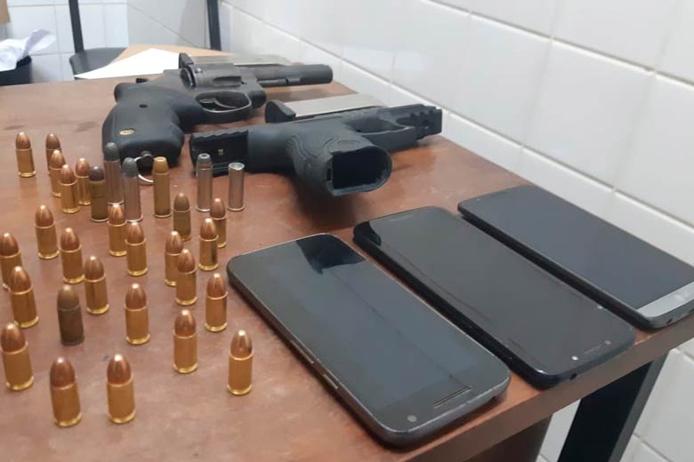 PRF prende casal com armas em veículo clonado 1 munição e arma by prf