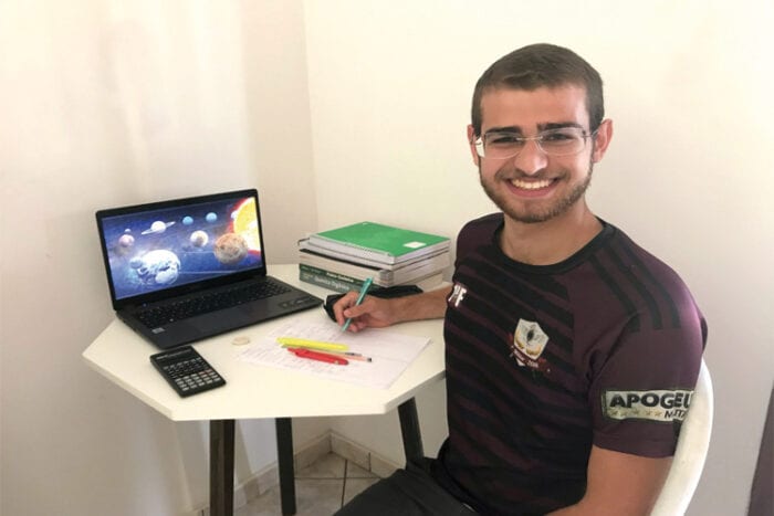 Estudante se prepara para disputar olimpíada global de Astrofísica e Astronomia 1 prova