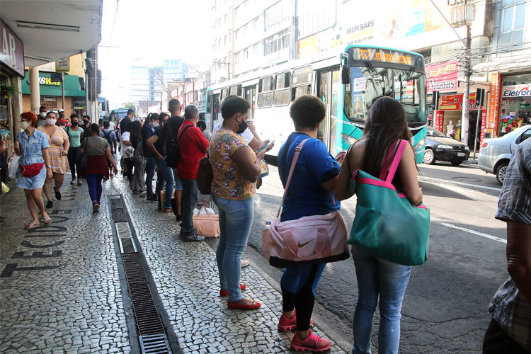 Usuários do transporte coletivo denunciam transtornos com redução de ônibus 2 transporte 4