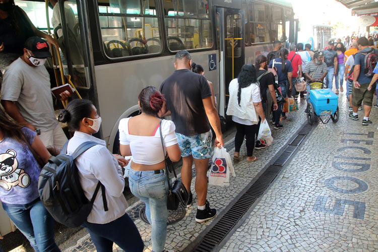Usuários do transporte coletivo denunciam transtornos com redução de ônibus 4 transporte