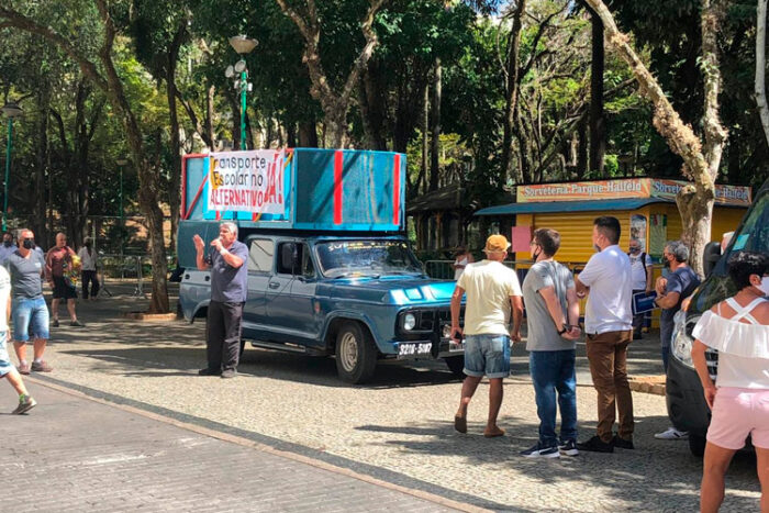 Trabalhadores de transporte escolar querem permissão para transporte público 1 vans divulgacao