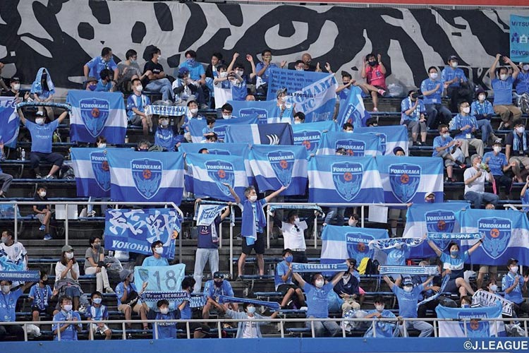 No Japão, ex-Tupi Maguinho comemora volta gradual da torcida aos estádios 2 02 torcida no estádio com máscara