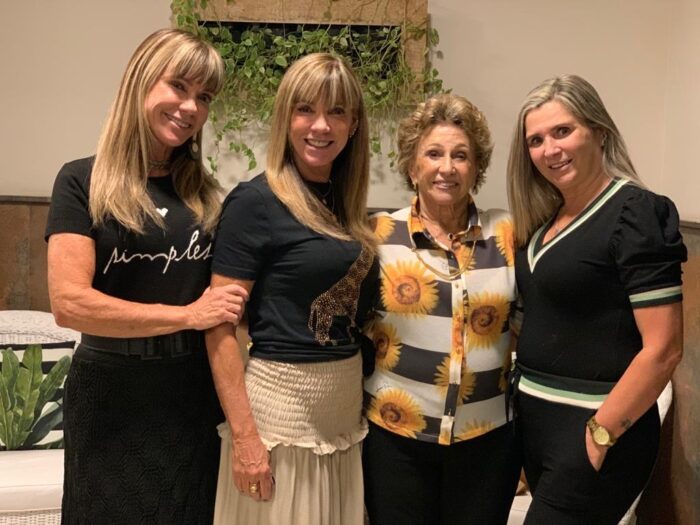 Neuza Pasqualini Ribeiro comemorou seus 87 anos ao lado das filhas Ana Paula Ribeiro e Ana Lúcia Ribeiro Signorelli e Ana Cristina Ribeiro de Aquino e demais familiares 