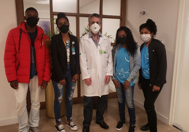 Quatro menores aprendizes do Projeto do Futuro, da Associação dos Amigos (ABAN), começaram a trabalhar no Hospital Unimed. Eles foram recebidos no primeiro dia pelo diretor administrativo e financeiro da Unimed Juiz de Fora, Darlam Kneipp. A cooperativa é uma das parceiras e grande incentivadora do projeto que promove oficinas temáticas sobre comportamento, mercado de trabalho e esportes para adolescentes e jovens. 