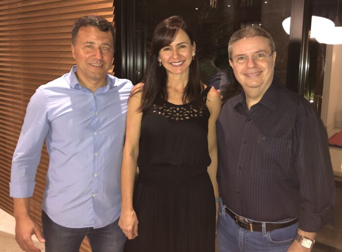 Marcelo e Iany Detoni com o homenageado senador Antônio Anastasia, anteontem, no finíssimo jantar no Novo Horizonte 