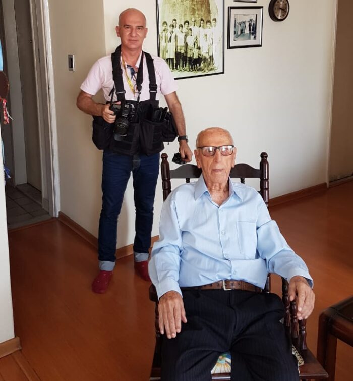 O editor de imagem da Tribuna de Minas, Fernando Priamo e o aniversariante Clodesmidt Riani, que completa 100 anos  