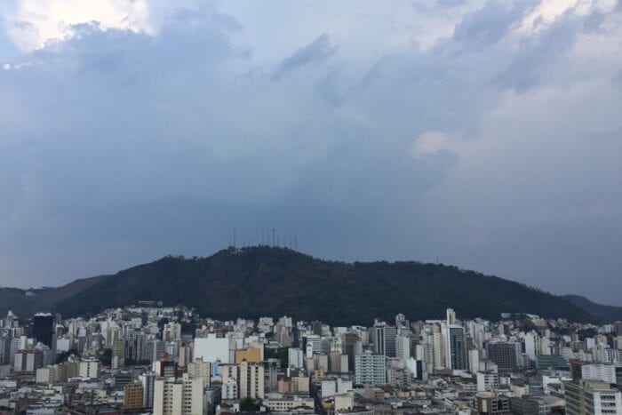 Em mais um dia de muito calor, chuva volta a JF 1 central 2