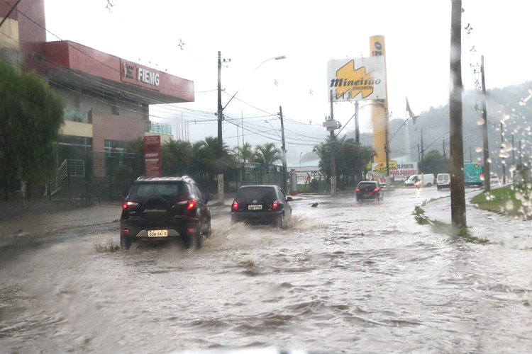 Sexta-feira tem pancadas de chuva e queda nos termômetros em JF 1 dentro 1