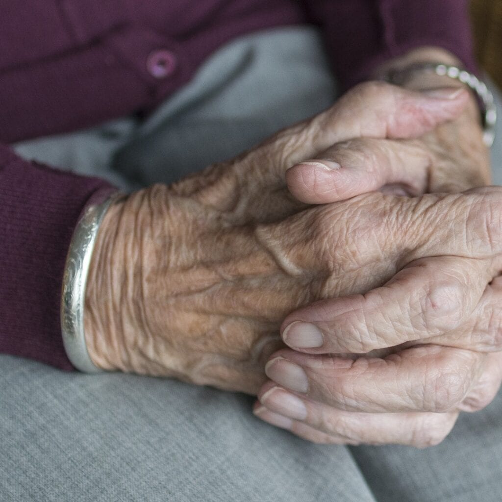 Estudo sugere que a doença de Parkinson não é uma, mas sim duas doenças 1 idoso
