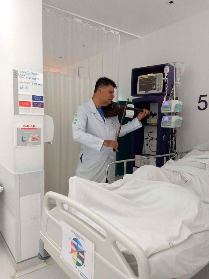 Veja por que a Santa Casa é referência no atendimento humanizado 7 musicoterapia 4