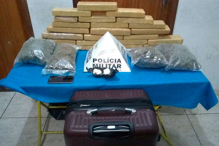 Mulher é presa com drogas na rodoviária de Juiz de Fora 1 pm apreende drogas na rodoviária