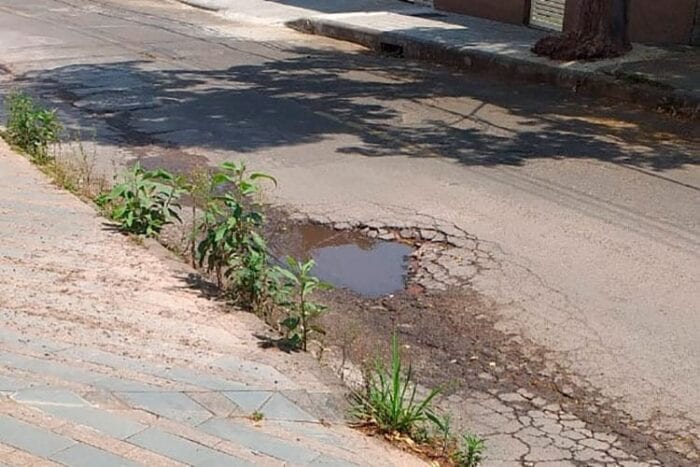 Morador solicita reparo em rua do Vale do Ipê 1 vu 0210