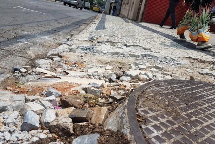 Calçada deteriorada oferece risco aos pedestres 1 vu 1