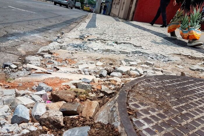 Calçada deteriorada oferece risco aos pedestres 1 vu 1610