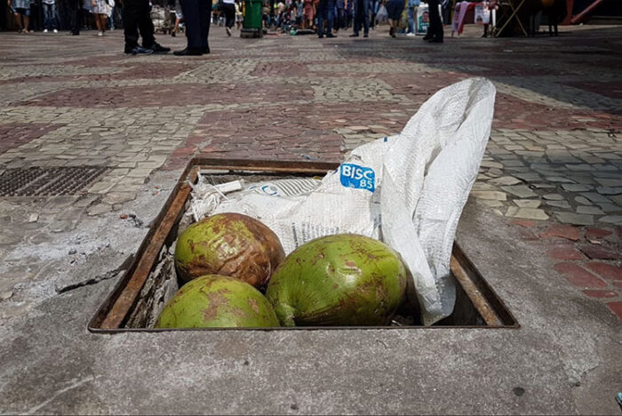 Caixa de passagem é utilizada como depósito de frutas no Calçadão 1 vu 2010