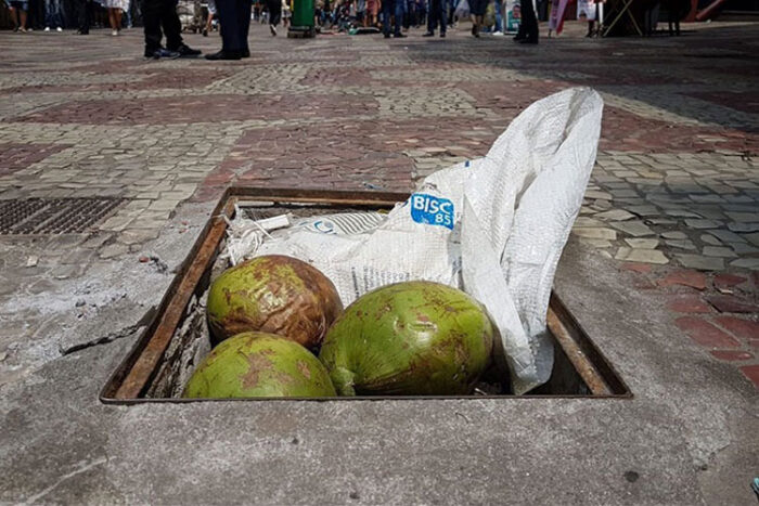 Caixa de passagem é usada como depósito de frutas no Calçadão da Halfeld 1 vu 3