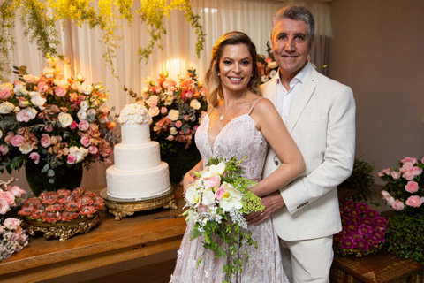 Dia 'D' em Bicas : Fernanda Leite e Cezar Prata foram protagonistas de bonito casamento, em cerimônia íntima, em Bicas, decorada por Toninho Aleixo com serviço do Martha’s Buffet e participação musical da Banda Omega 4. A lua de mel está sendo em Maragogi (AL). Foto: Maximilly Araújo 
