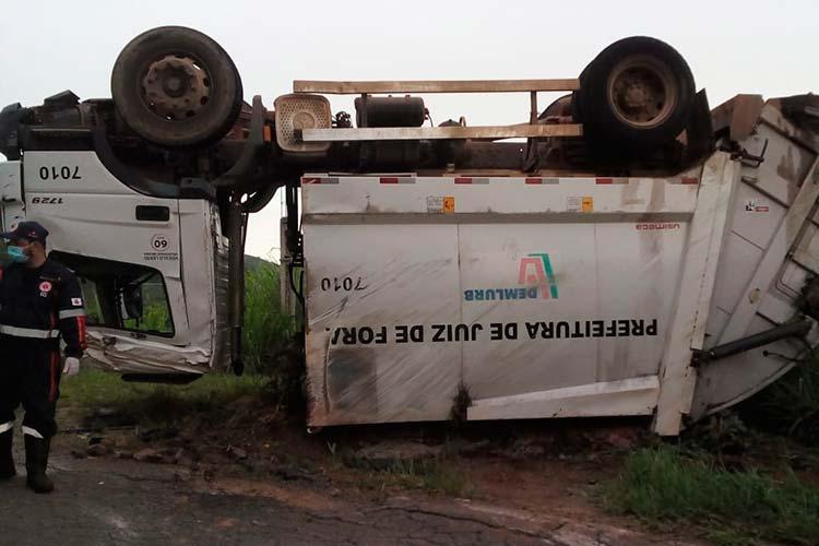 Caminhão do Demlurb capota na Estrada de Caeté 1 acidente demlurb divulgação sinserpu