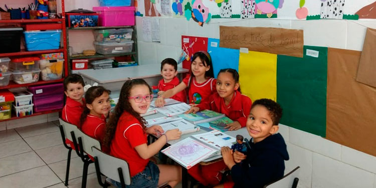Ensino bilíngue chega a escolas de bairros 5 destaque 13