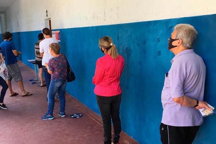 distanciamento na fila e.e