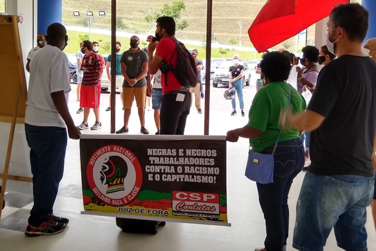 Dezenas de pessoas participam de ato contra o racismo em Juiz de Fora 1 manifestação carrefour ana lívia medeiros