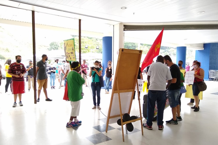 Dezenas de pessoas participam de ato contra o racismo em Juiz de Fora 2 manifestação carrefour2 ana lívia medeiros