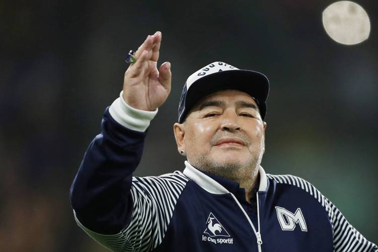 Após confusão, corpo de Maradona é sepultado na Argentina 1 maradona foto divulgação