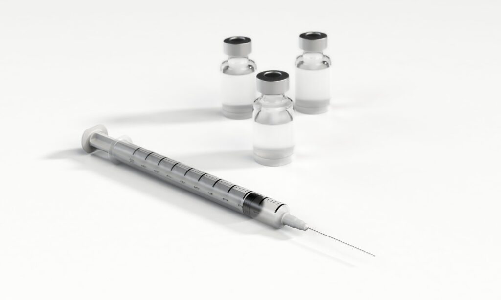 Politização de vacina, pólvora e perplexidade 1 syringe 1884758 1920
