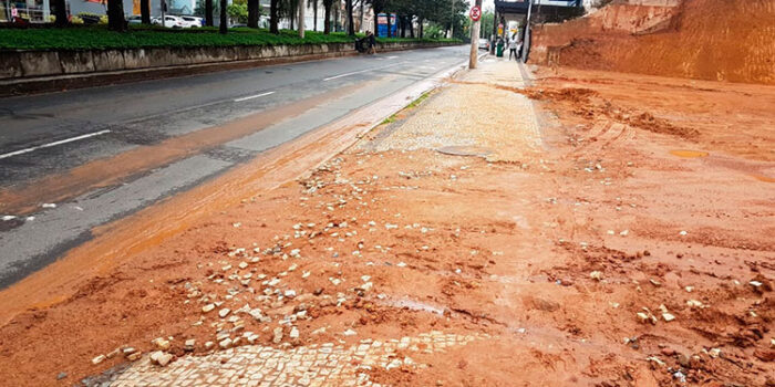 Obra danifica calçada e causa lamaçal 1 vu 1311