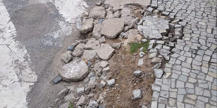 Calçada esburacada coloca pedestres em risco na Rua Padre Café 1 vu 2011