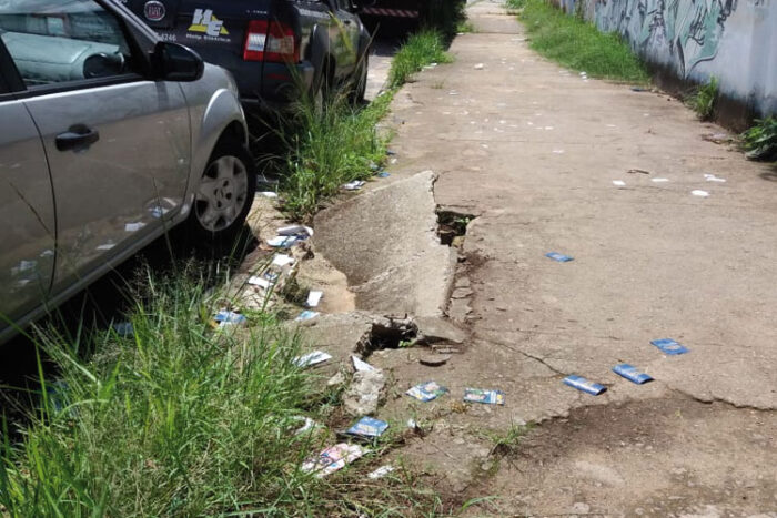 Tampa de bueiro quebrada e mato alto no Jóquei 1 vu
