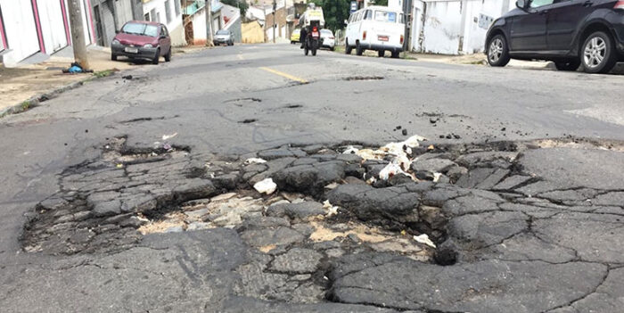 Buraco atrapalha trânsito no Grajaú 1 vu1711