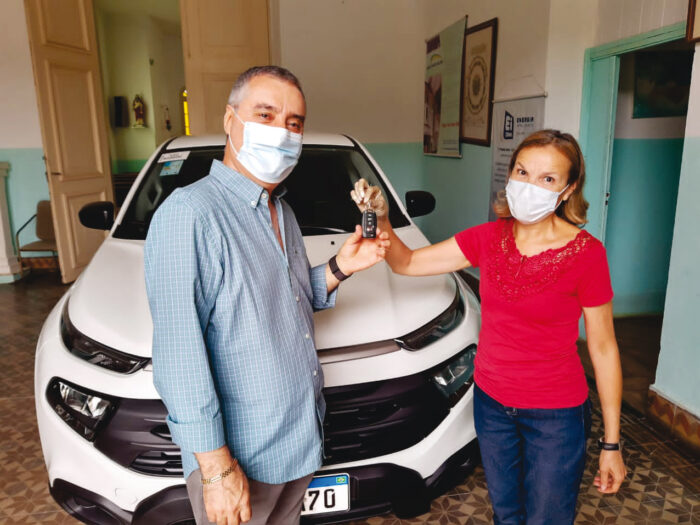 Contemplado em uma ação social em benefício do Abrigo Santa Helena, Waldir Morais Mattos recebeu da secretária executiva da entidade, Fátima Teodoro as chaves do Fiat Toro Endurance AT 6 automático, zero km 