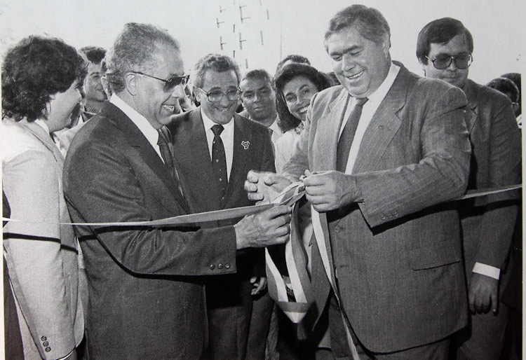 Com Tribuna de Minas, Juracy cria espaço de discussão 6 Inauguração da nova sede do grupo solar jun 88 Jorge Couri e Roberto Fulgêncio 5