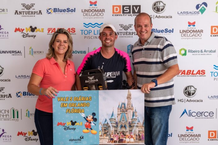 Marcela Kümmel e Fernando Pedrosa ladeando Felipe Paiva, campeão na categoria Avançado foi premiado pela My Home Disney com cinco diárias (e mais três convidados) em Orlando 