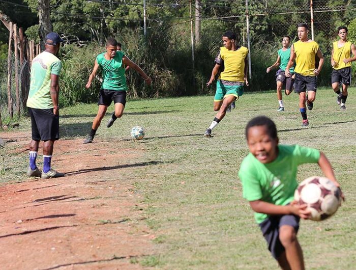 Projeto no Nova Califórnia trabalha a integração social de jovens por meio do futebol 1 Projeto futebol fernando priamo 51 INTERNA