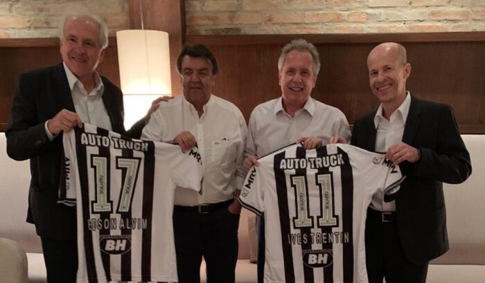'Pole position' da CNN Brasil e da MRV, Rubens Menin e o banqueiro e ex-presidente do Atlético, Ricardo Guimarães ladeando os amigos 17 'Pole position' da CNN Brasil e da MRV, Rubens Menin e o banqueiro e ex-presidente do Atlético, Ricardo Guimarães ladeando os amigos Edinho Alvim e Ives Trentin, presenteados com camisas personalizadas do Galo