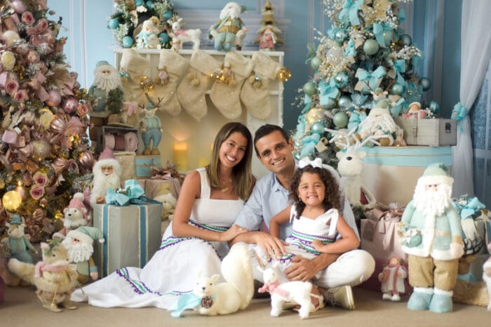 Os renomados médicos Glauco Araújo e Andréa Nicolato com a filha Paula Corrêa de Araújo, que também fez a opção profissional dos pais e acaba de colar grau pela Suprema 2 Milena e Rodrigo Vieira Marques com a filha Sophia no clima natalino FOTOGRAF ART & DESIGN