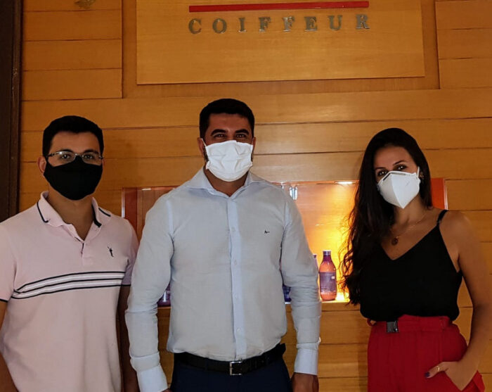 O consultor de vendas da L’Oreal Profissional, Edivaldo Rodrigues ladeado pelos irmãos Lucas e Wanessa Barbosa, que agora estão à frente do Werner Coiffeur, no Independência Shopping 