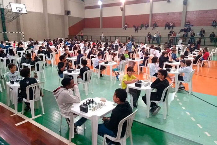 Professor e atleta lança livro interativo para aprendizado de xadrez em Juiz de Fora 3 Xadrez escolar foto divulgação