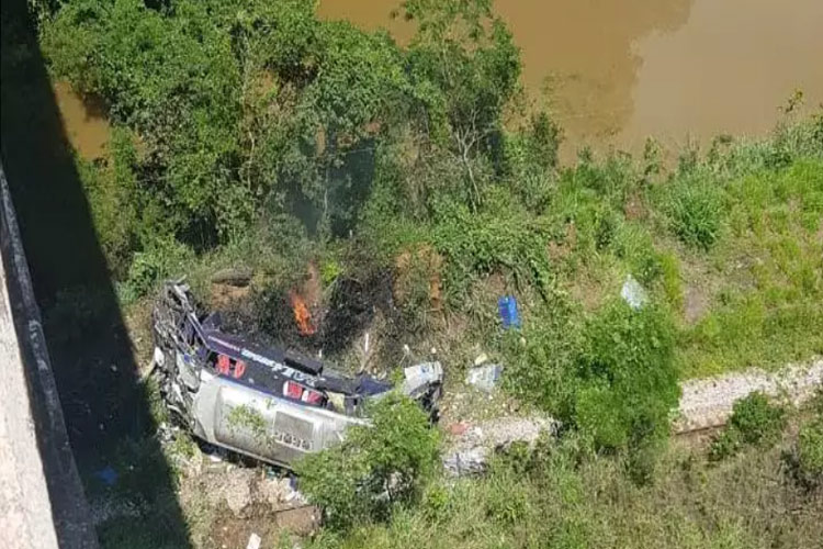 Sobe para 18 número de mortos em acidente com ônibus em Minas 1 acidente õnibus
