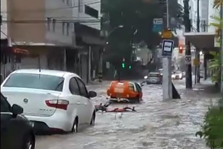 Chuva volta a causar alagamentos em Juiz de Fora 1 alagamento padre café luana ribeiro